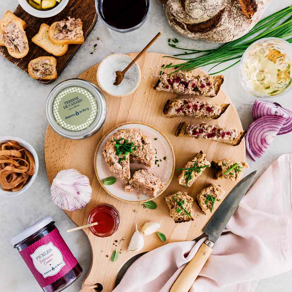 Delikatessen mit Brot, Aufstrichen, Olivenöl, Essig, Wein, Geschenken.