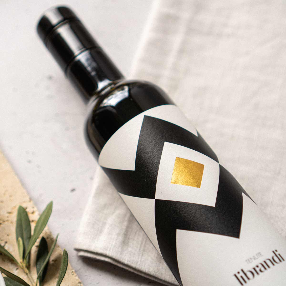 Flasche Tenute Librandi Olivenöl mit dekorativem Etikett.