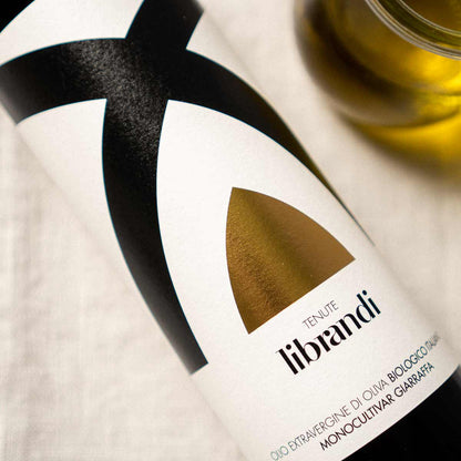 Olivenölflasche Tenute Librandi mit Etikett auf Tisch.